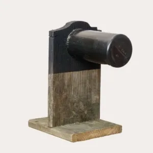 Dit is die nepcamera, gemaakt van twee plankjes en een zwart plastic flesje
